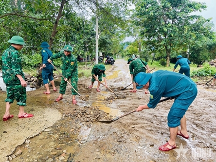 Da Nang’s border guards stand shoulder to shoulder with flood-affected residents
